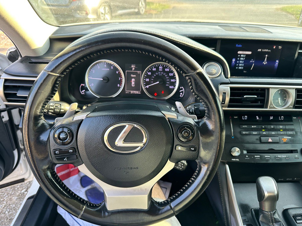 2016 Lexus IS Image 9