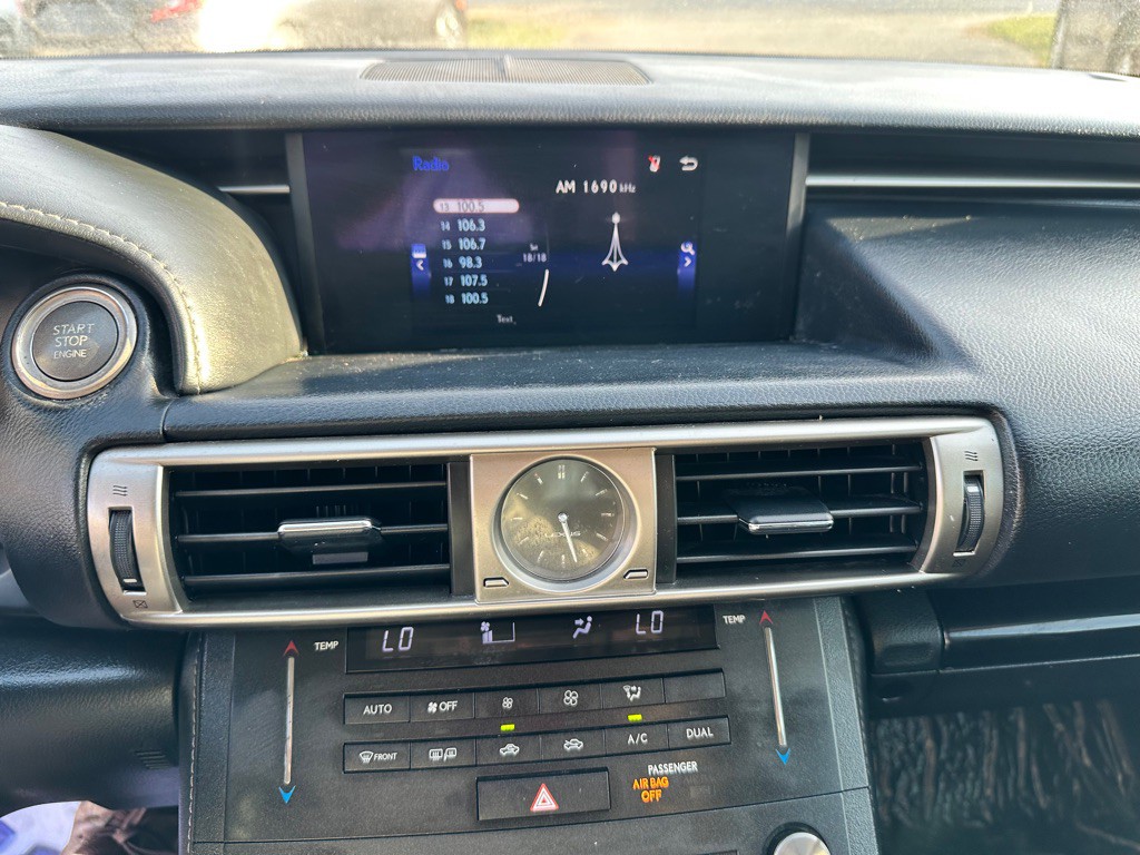 2016 Lexus IS Image 10