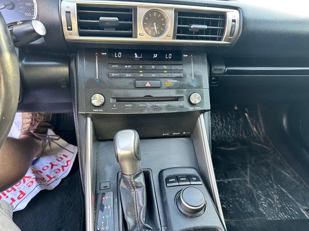 2016 Lexus IS Image 11