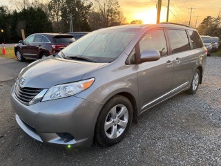 Image for 2012 Toyota Sienna LE ID: 7274542