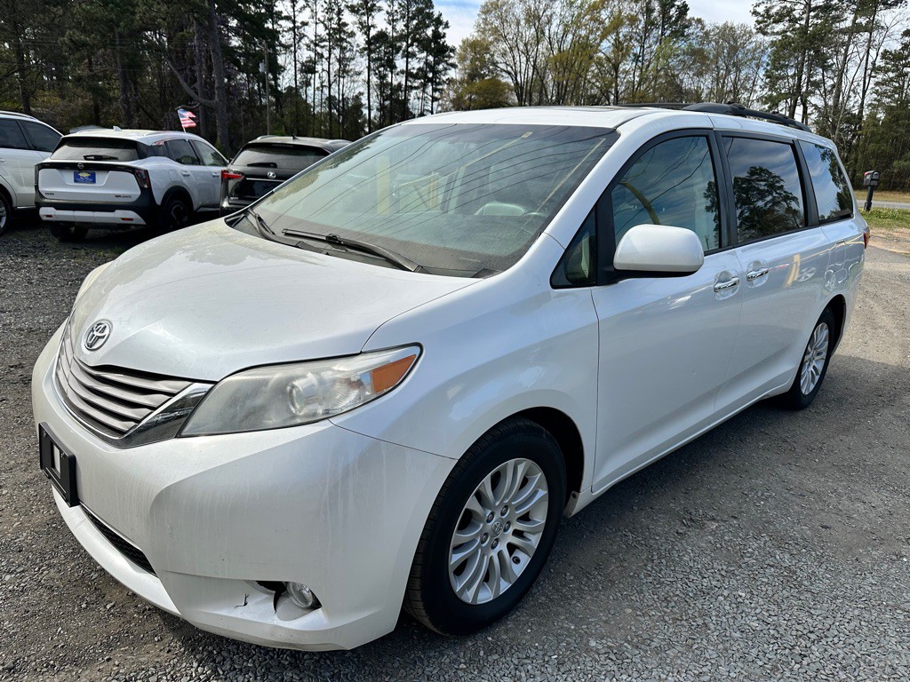2015 Toyota Sienna Image 1