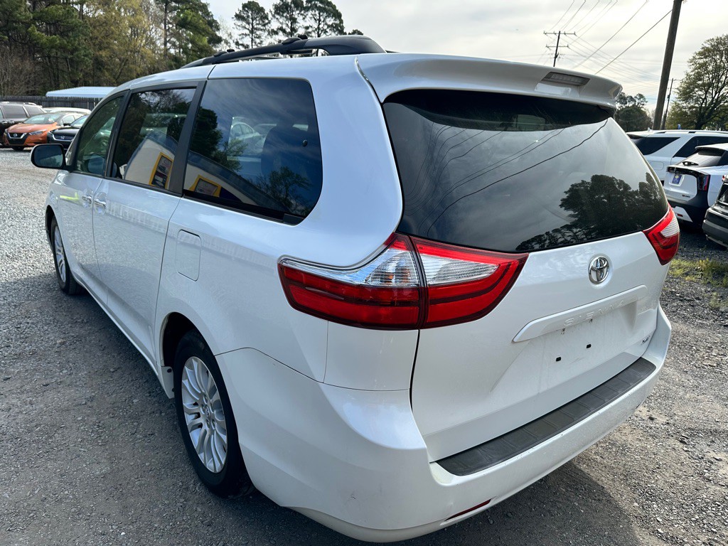 2015 Toyota Sienna Image 2