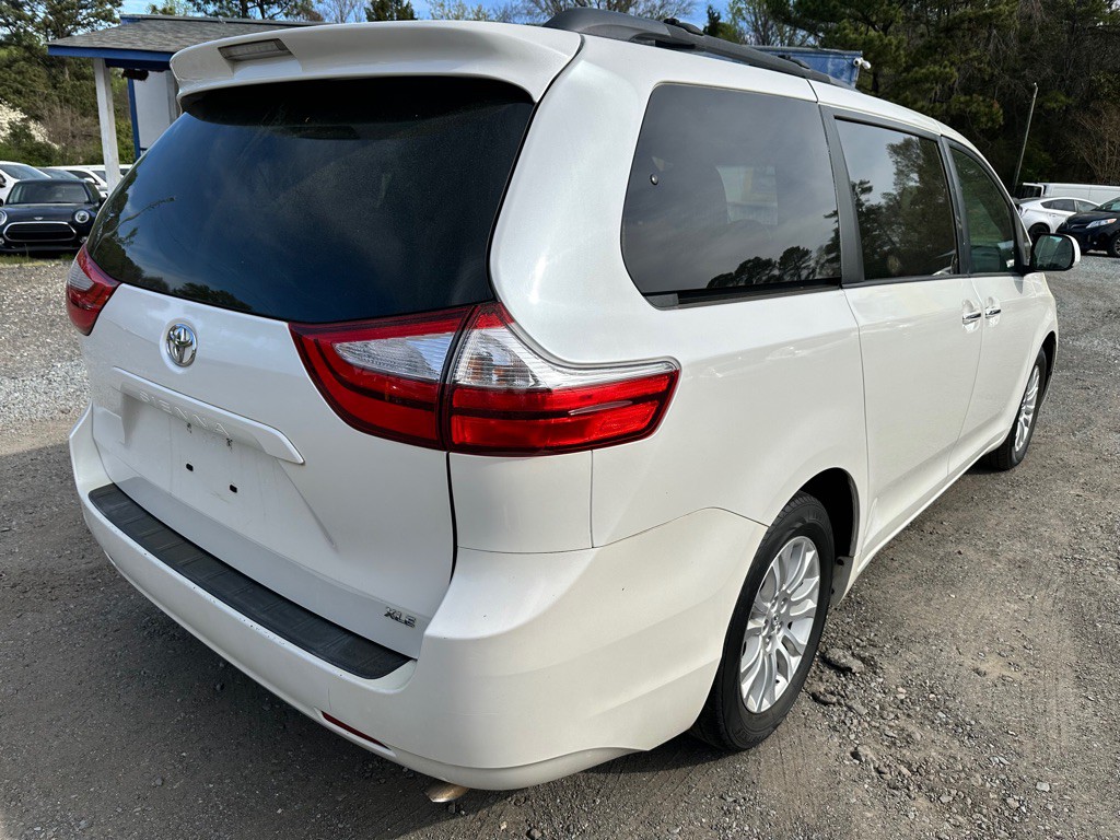 2015 Toyota Sienna Image 3