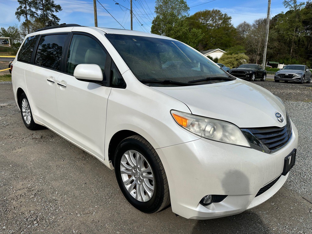 2015 Toyota Sienna Image 4