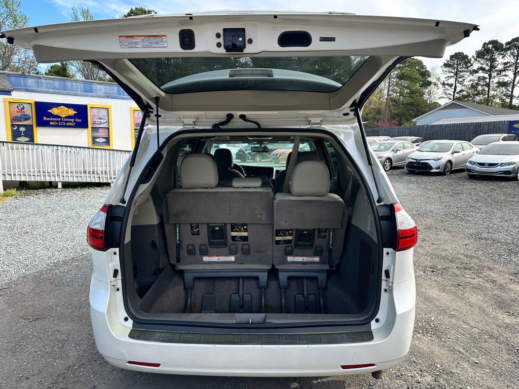 2015 Toyota Sienna Image 5