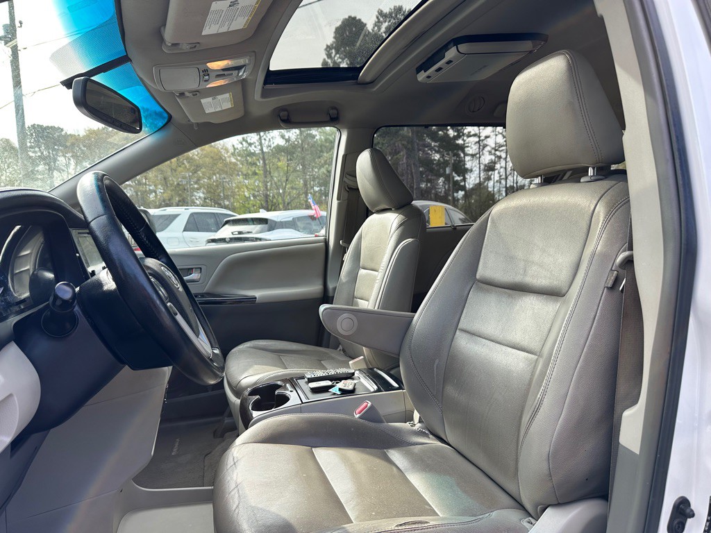 2015 Toyota Sienna Image 6