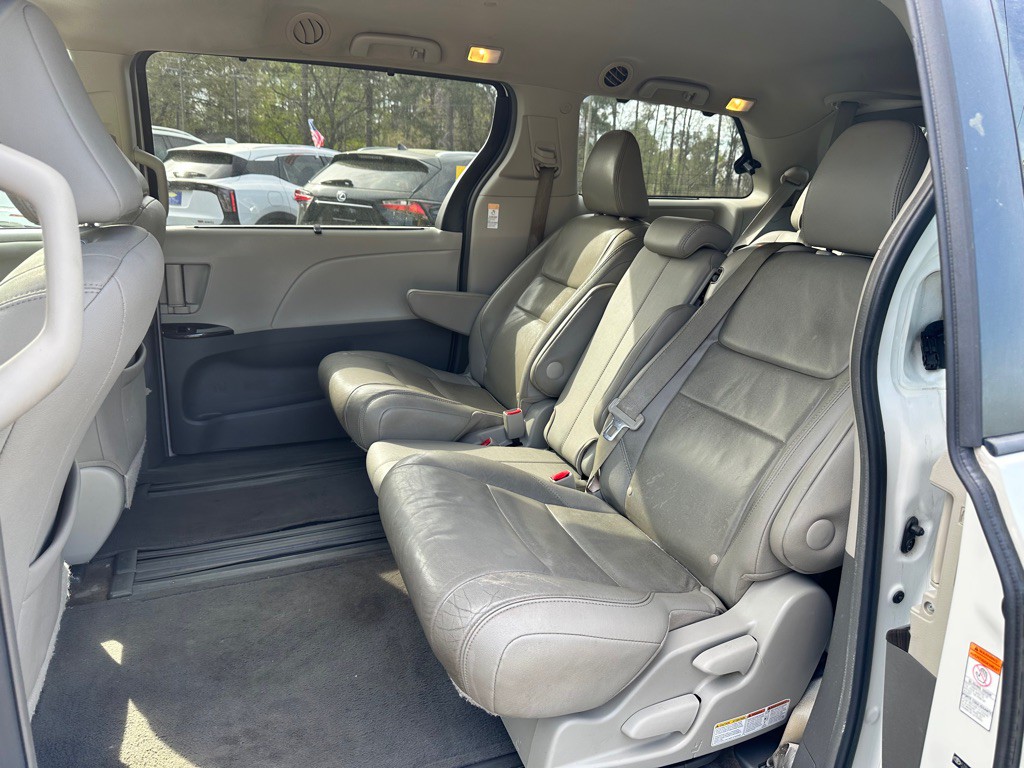 2015 Toyota Sienna Image 7