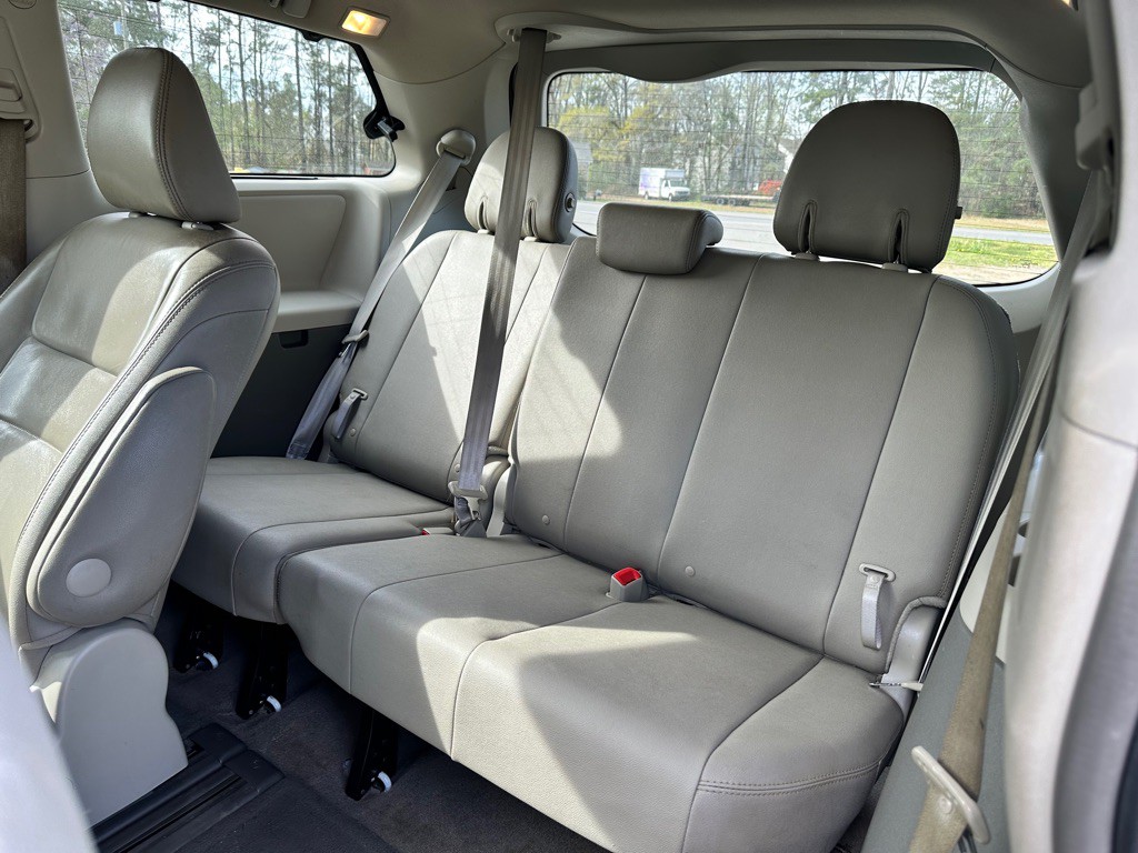 2015 Toyota Sienna Image 8