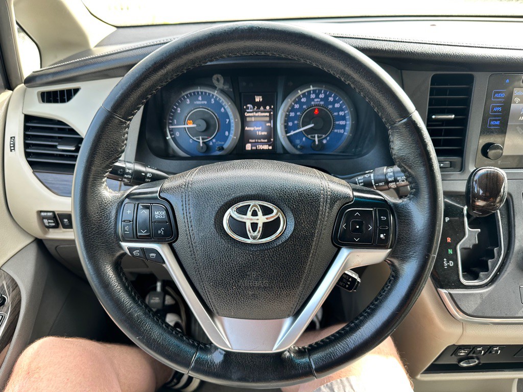 2015 Toyota Sienna Image 9