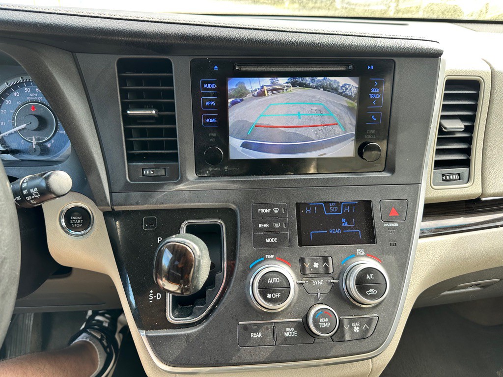 2015 Toyota Sienna Image 10