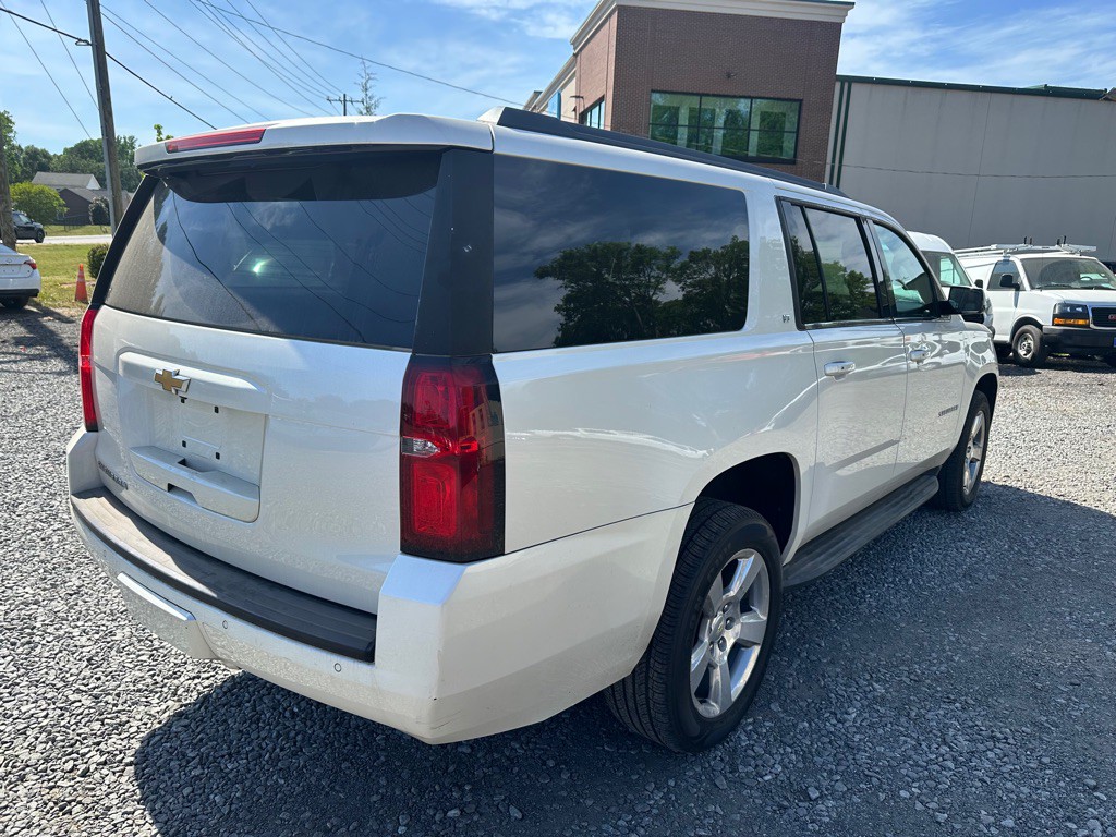 2015 Chevrolet Suburban Image 3