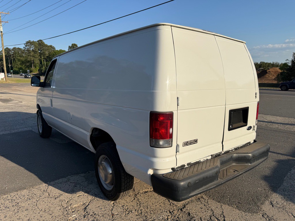 2005 Ford Econoline Image 2