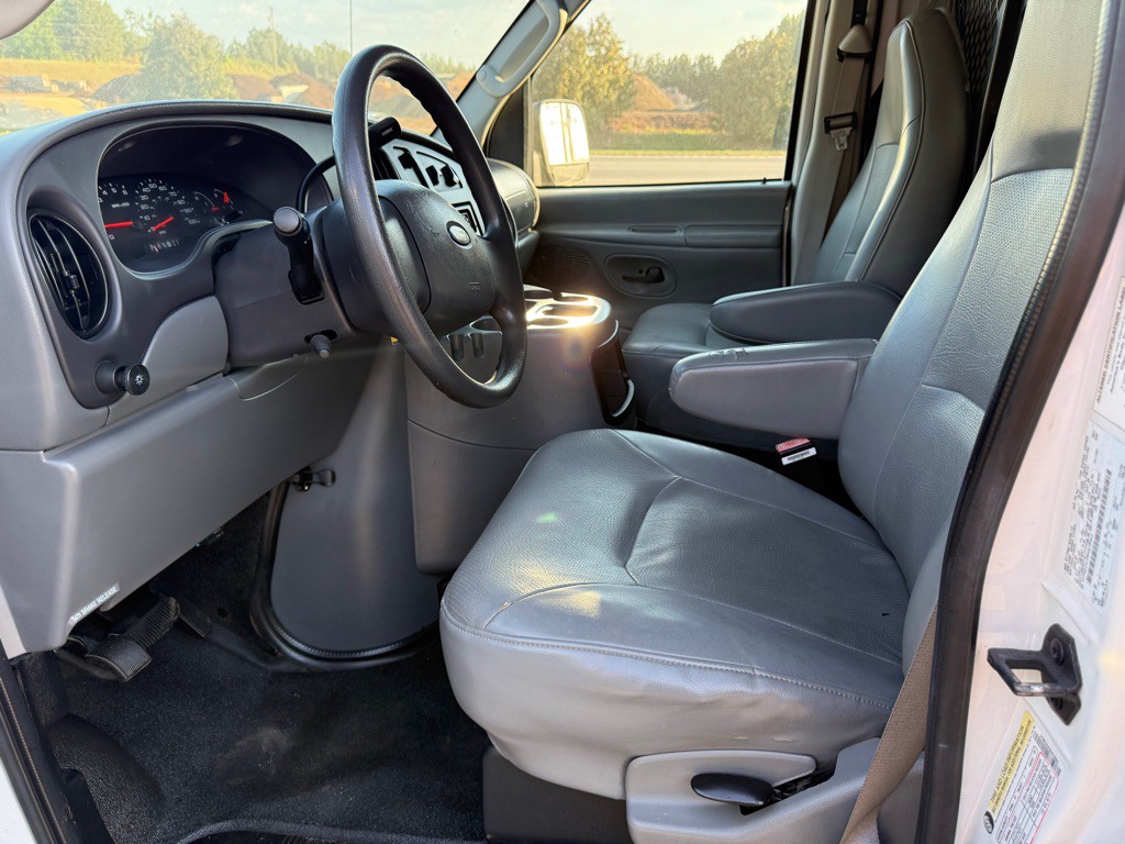 2005 Ford Econoline Image 8