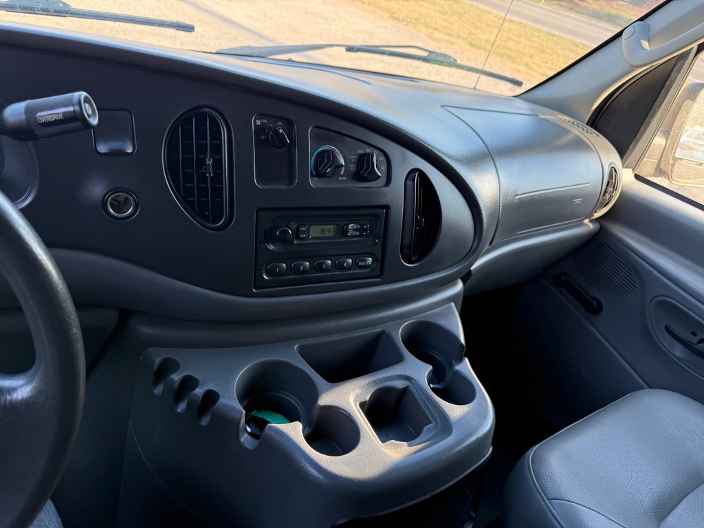 2005 Ford Econoline Image 11