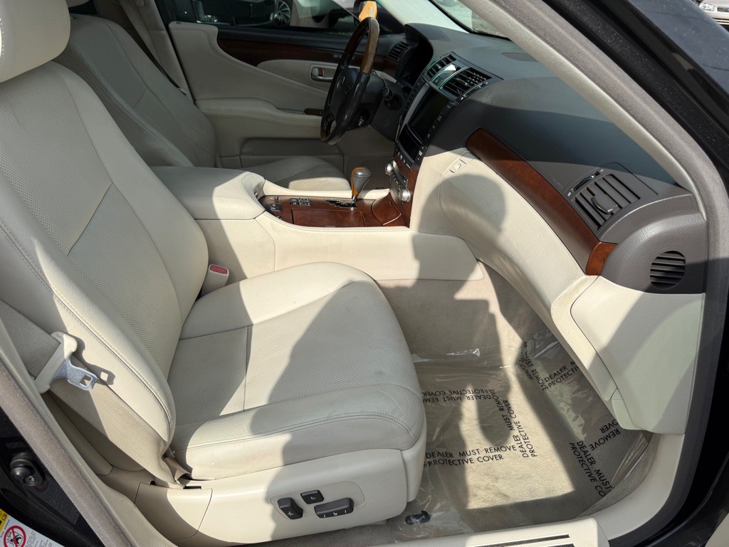 2010 Lexus LS Image 6