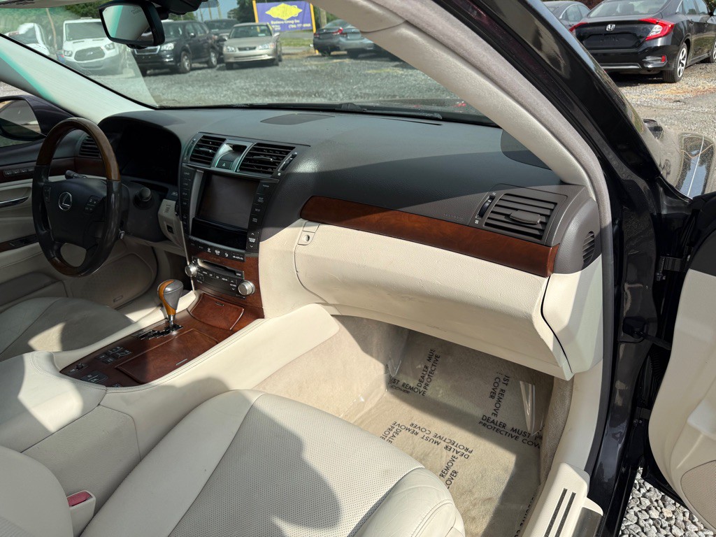 2010 Lexus LS Image 7
