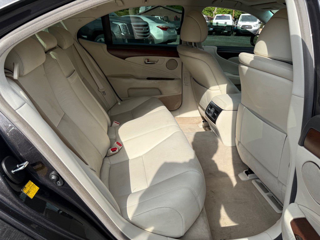 2010 Lexus LS Image 8