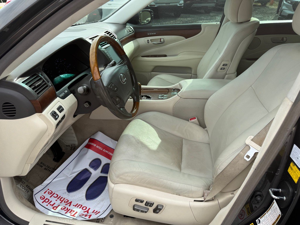 2010 Lexus LS Image 10