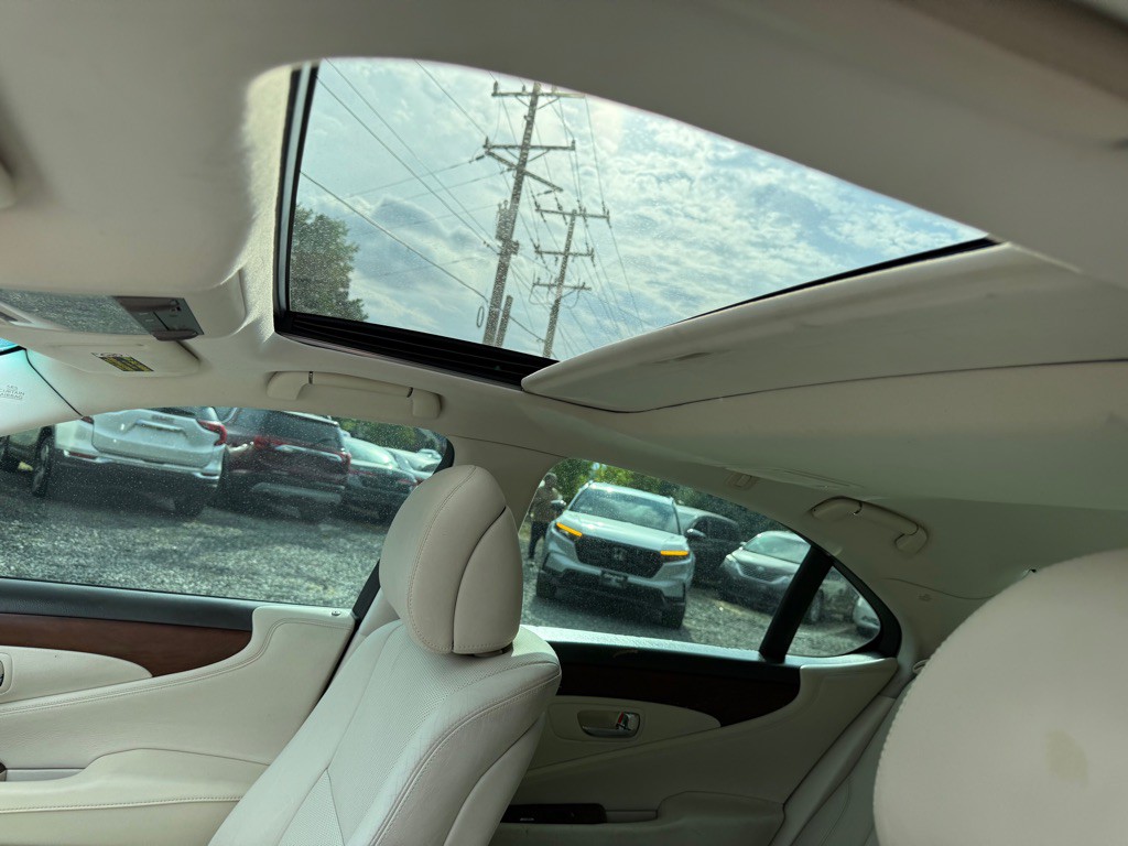 2010 Lexus LS Image 11