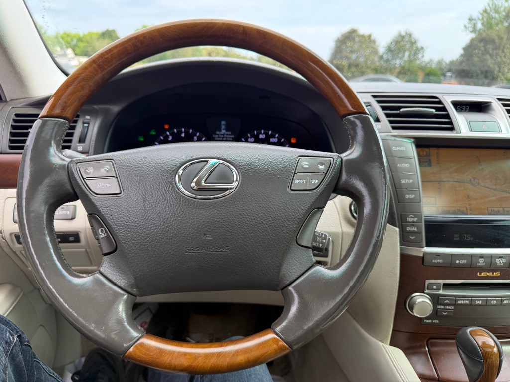 2010 Lexus LS Image 12