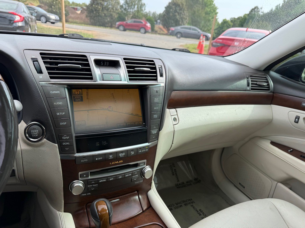 2010 Lexus LS Image 13