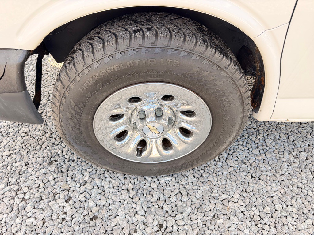 2011 Chevrolet Express Image 8