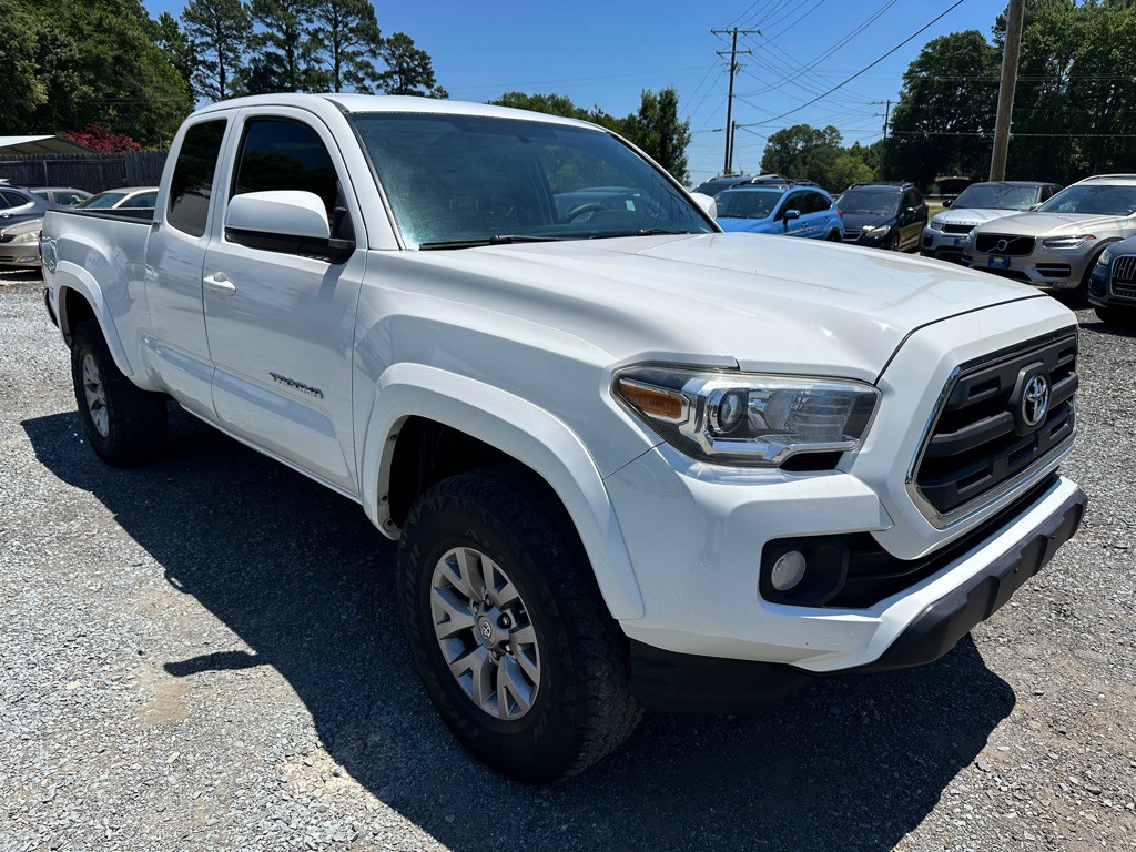 2017 Toyota Tacoma Image 2