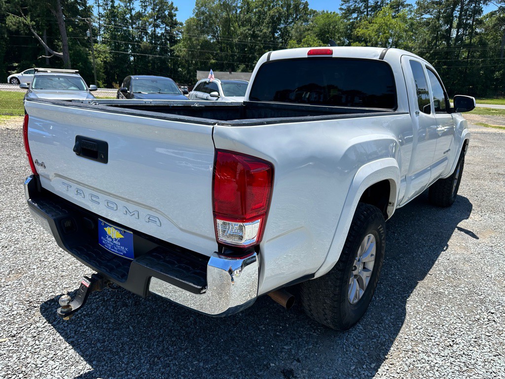 2017 Toyota Tacoma Image 3