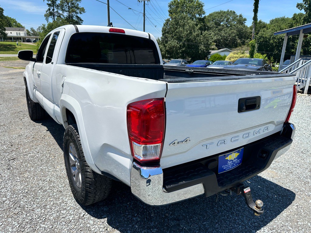 2017 Toyota Tacoma Image 4