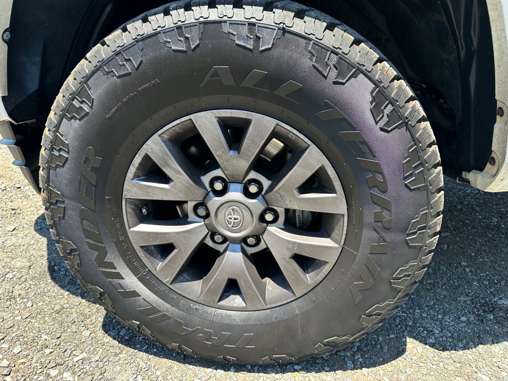2017 Toyota Tacoma Image 11