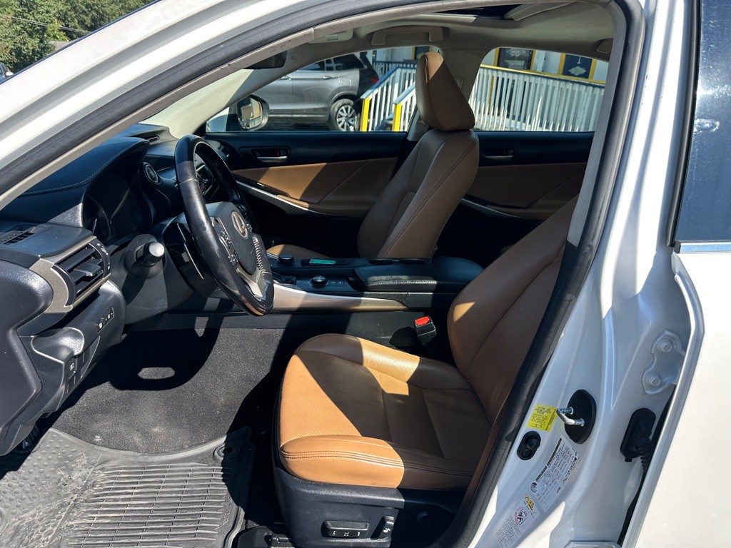 2017 Lexus IS Image 6