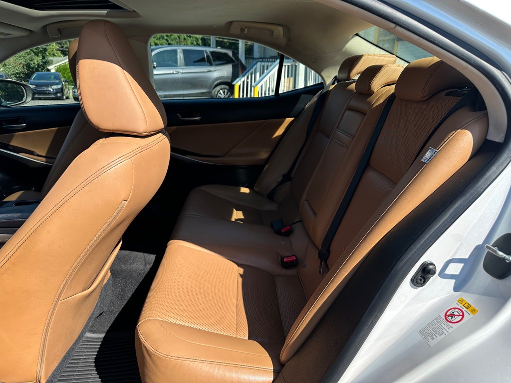 2017 Lexus IS Image 7