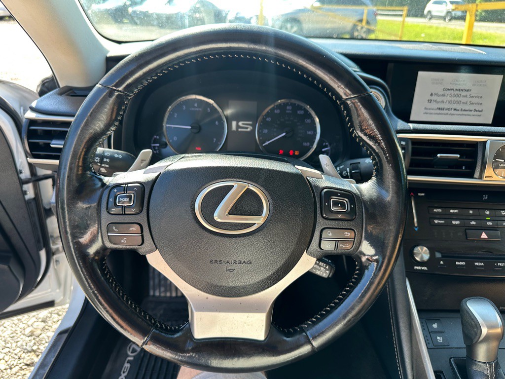 2017 Lexus IS Image 9