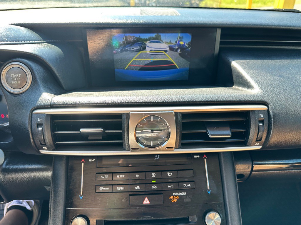 2017 Lexus IS Image 10