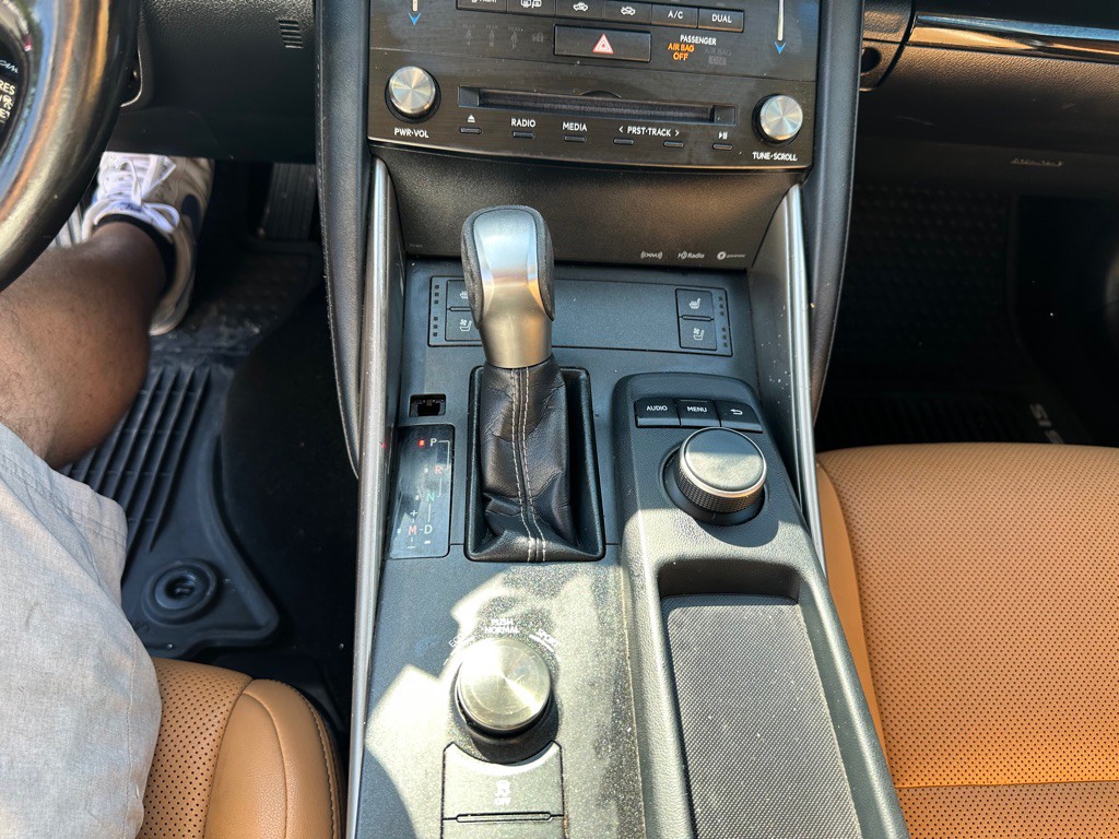 2017 Lexus IS Image 11