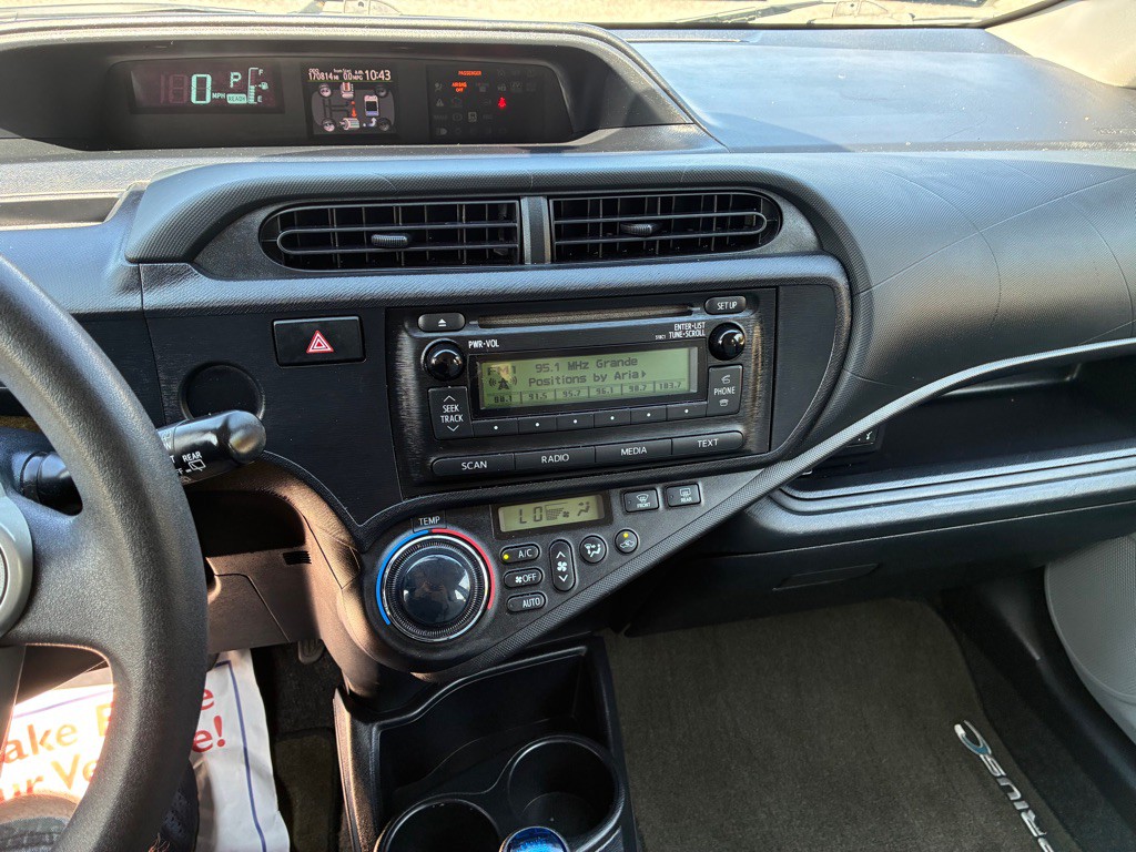 2014 Toyota Prius Image 15