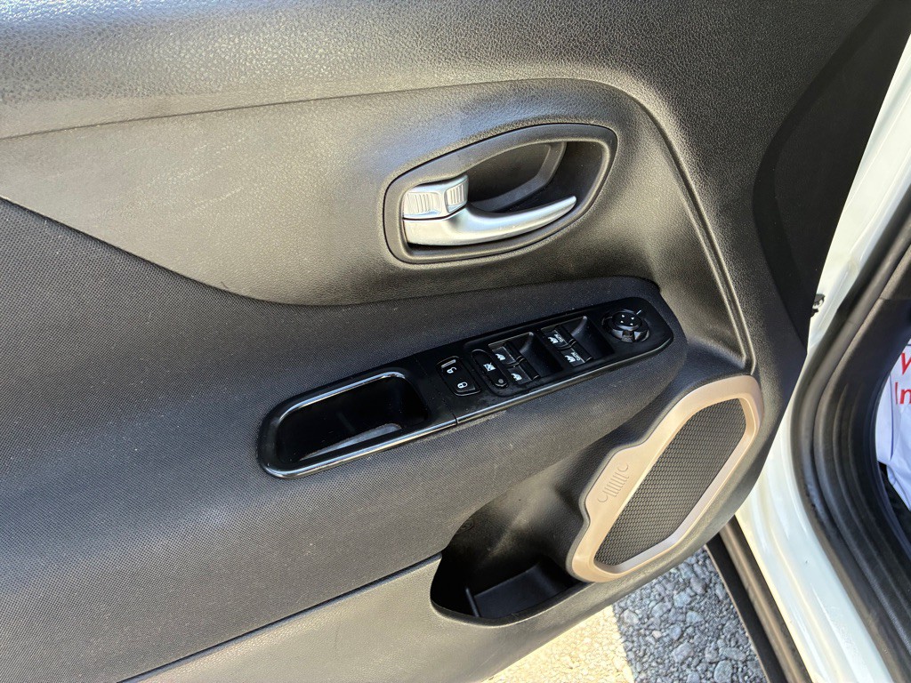 2015 Jeep Renegade Image 12
