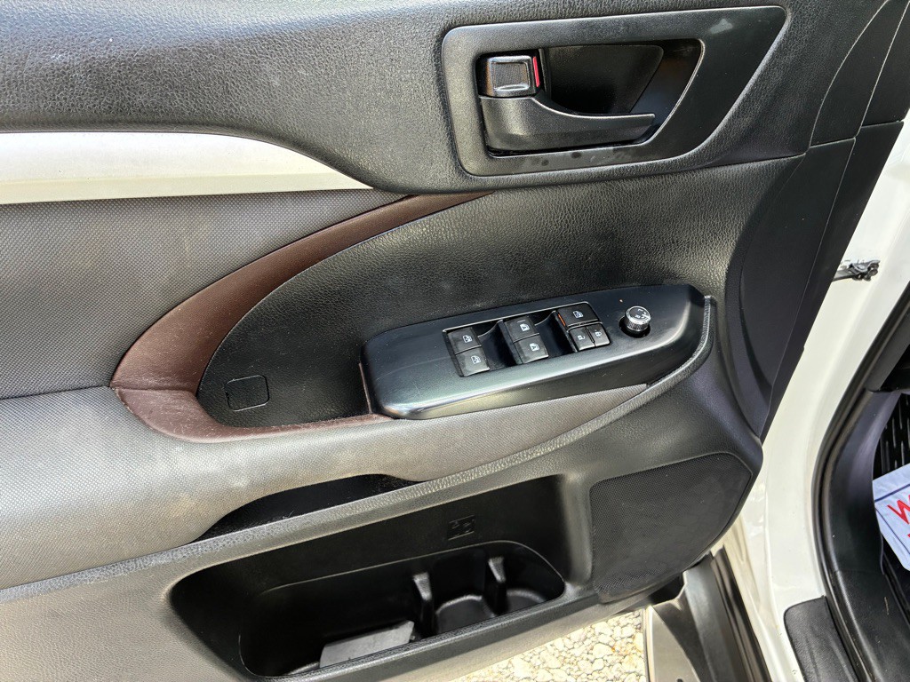 2017 Toyota Highlander Image 14