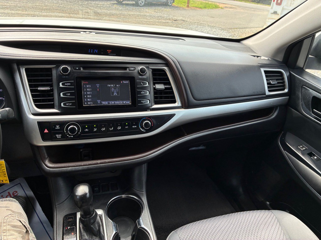 2017 Toyota Highlander Image 17