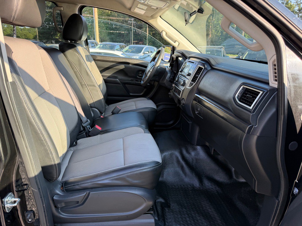 2017 Nissan Titan Image 6