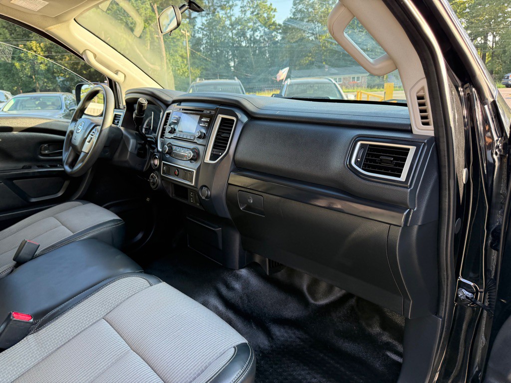 2017 Nissan Titan Image 7