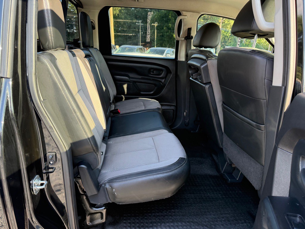 2017 Nissan Titan Image 8