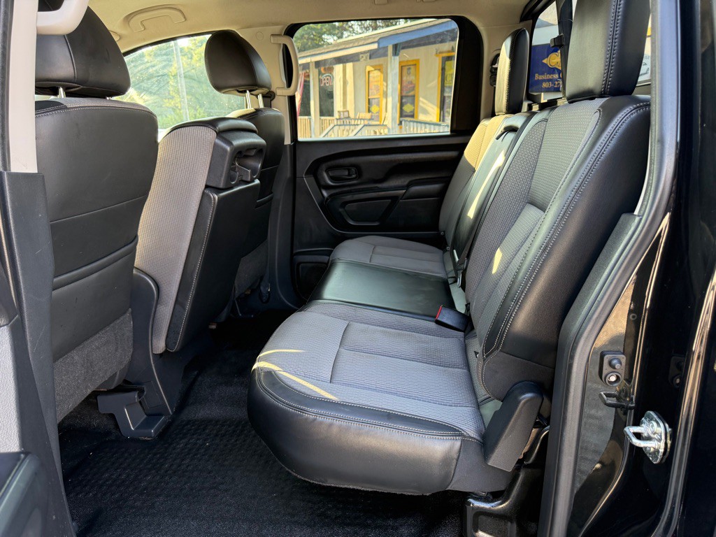 2017 Nissan Titan Image 10
