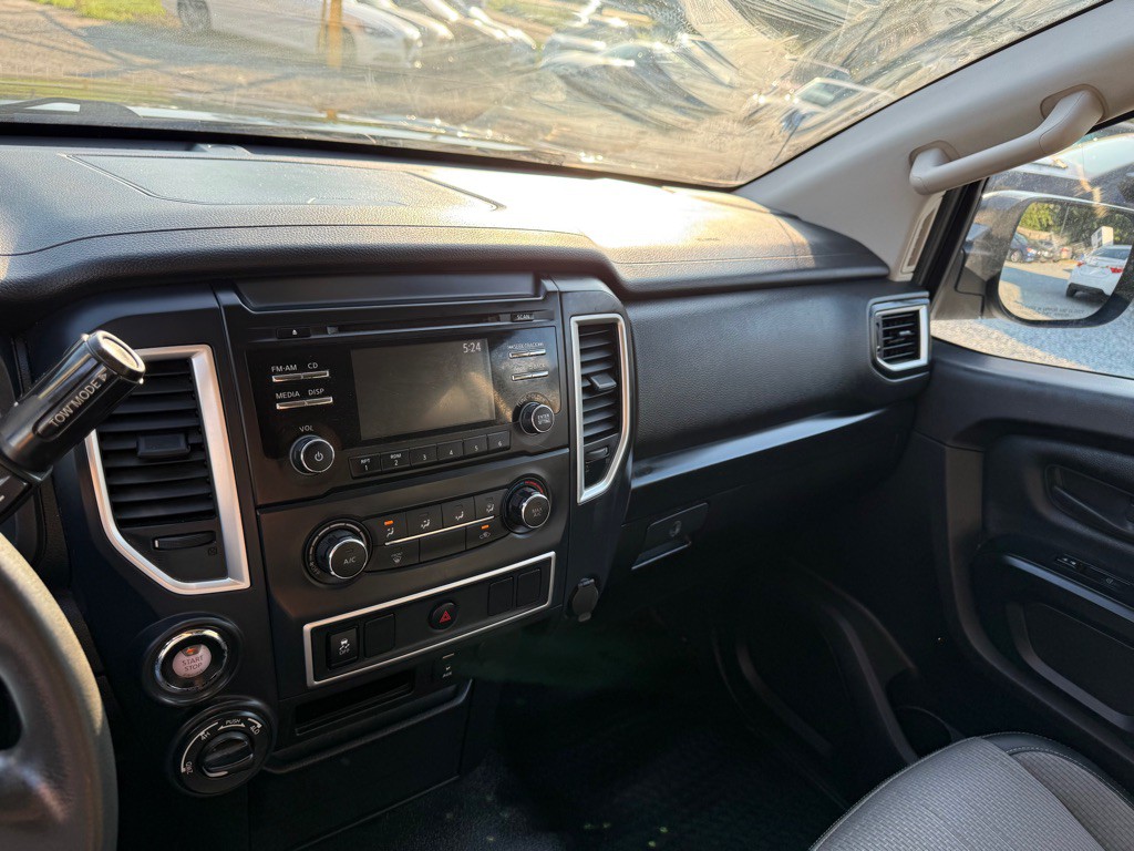 2017 Nissan Titan Image 13