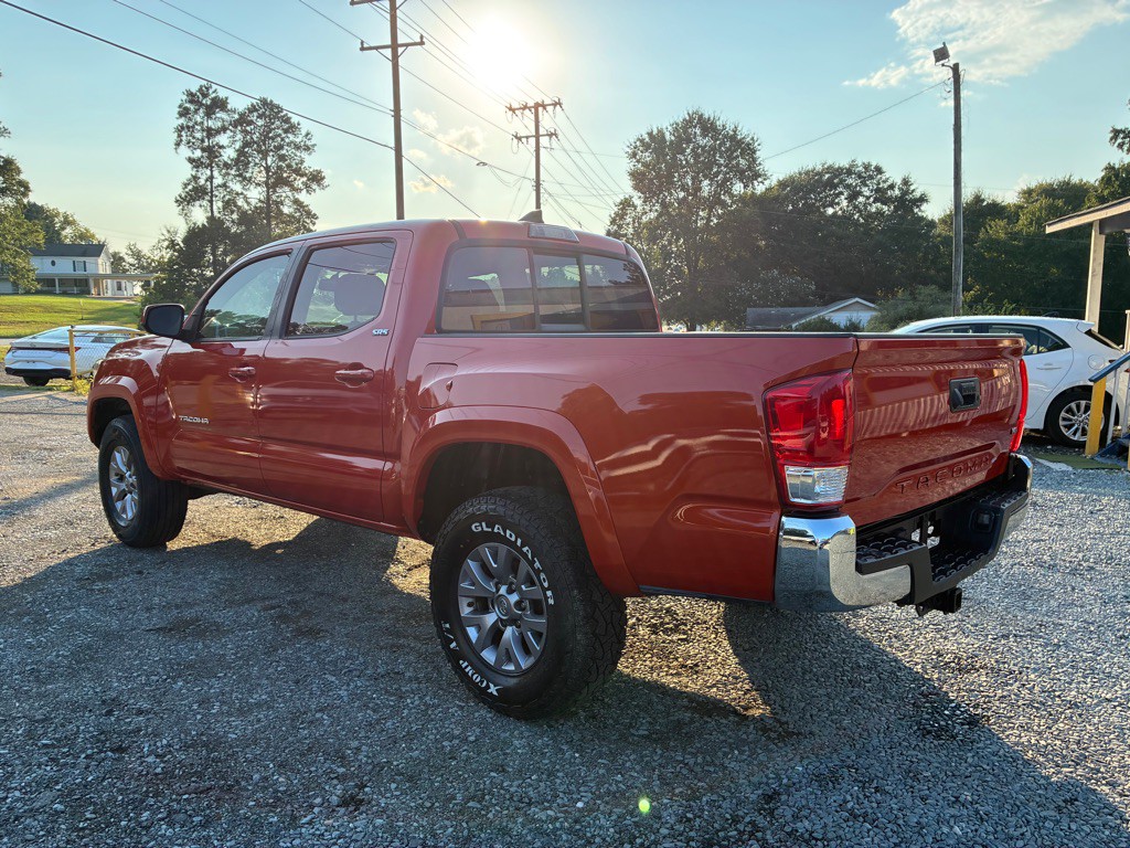 2017 Toyota Tacoma Image 4