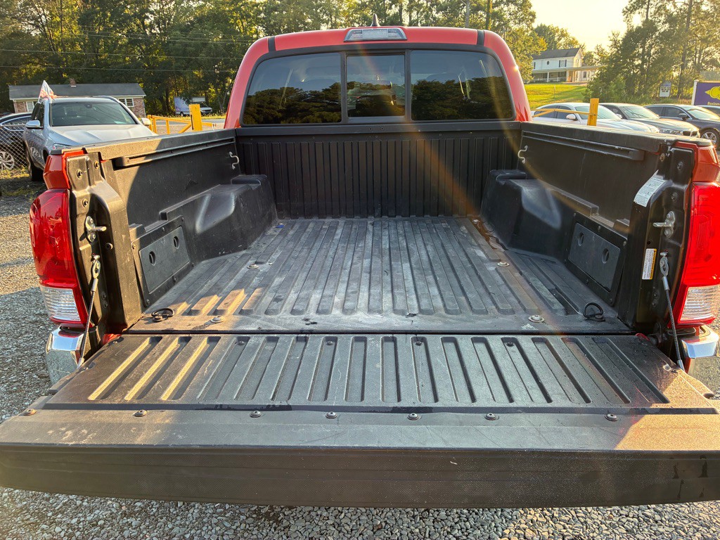 2017 Toyota Tacoma Image 11