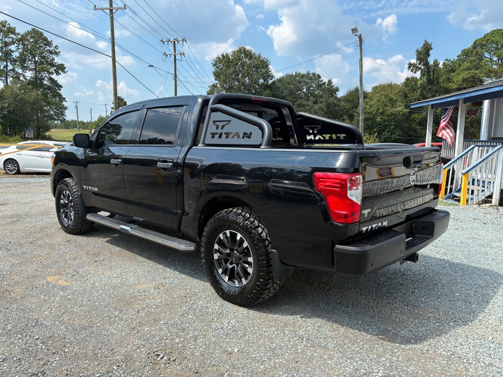 2021 Nissan Titan Image 2