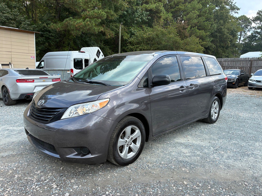 2013 Toyota Sienna Image 1