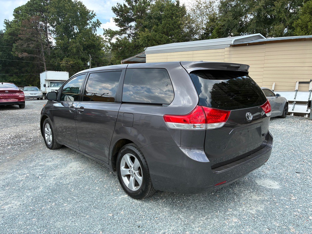 2013 Toyota Sienna Image 2