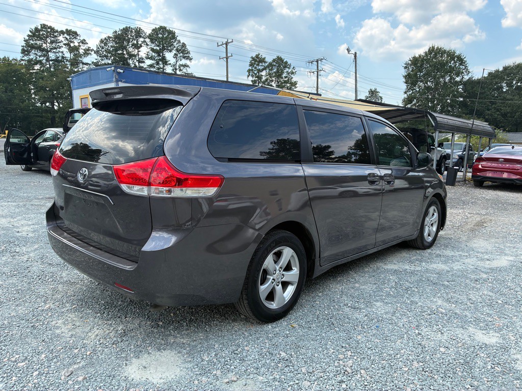 2013 Toyota Sienna Image 3